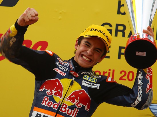 2010年、125ccクラスで初タイトルを獲得した17歳のマルク・マルケス。写真は第16戦ポルトガルGP表彰台