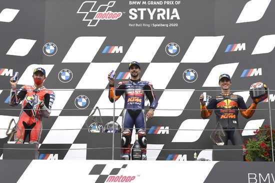 MotoGP第６戦スティリアGPの表彰台。ミゲル・オリベイラ（写真中央）が優勝した