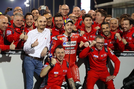 2019年カタールGPで優勝したアンドレア・ドヴィツィオーゾ（中央）