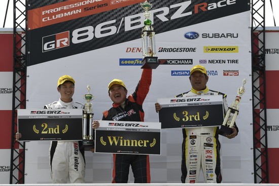 2019年、「GAZOO Racing 86/BRZ Race」で３位表彰台を獲得した山﨑武司（右）