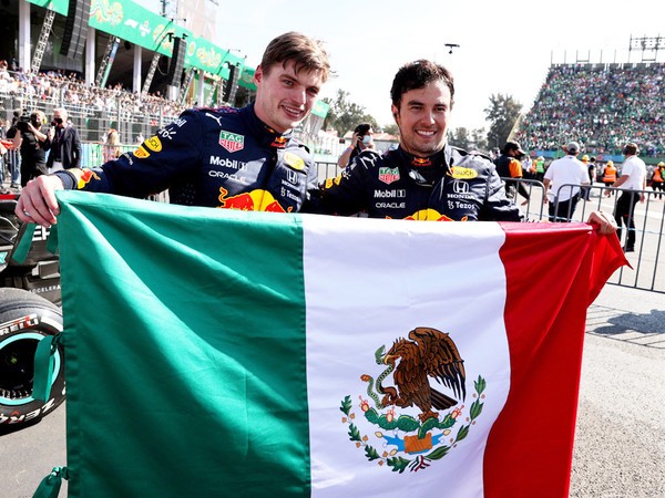 メキシコ国旗を掲げるフェルスタッペン（左）とペレス（右）