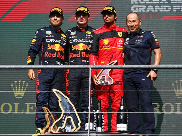 ２位はペレス（一番左）、３位はサインツ（右から２番目）