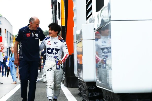 ハンガリーGPセッション前の角田裕毅（右）。フランツ・トスト監督のもとに駆け寄った　撮影／桜井淳雄