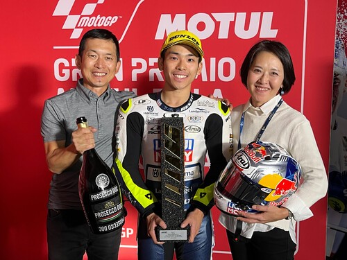 バレンシアGP Moto3クラス決勝で優勝を飾った佐々木歩夢とご両親 photo by Akira Nishimura