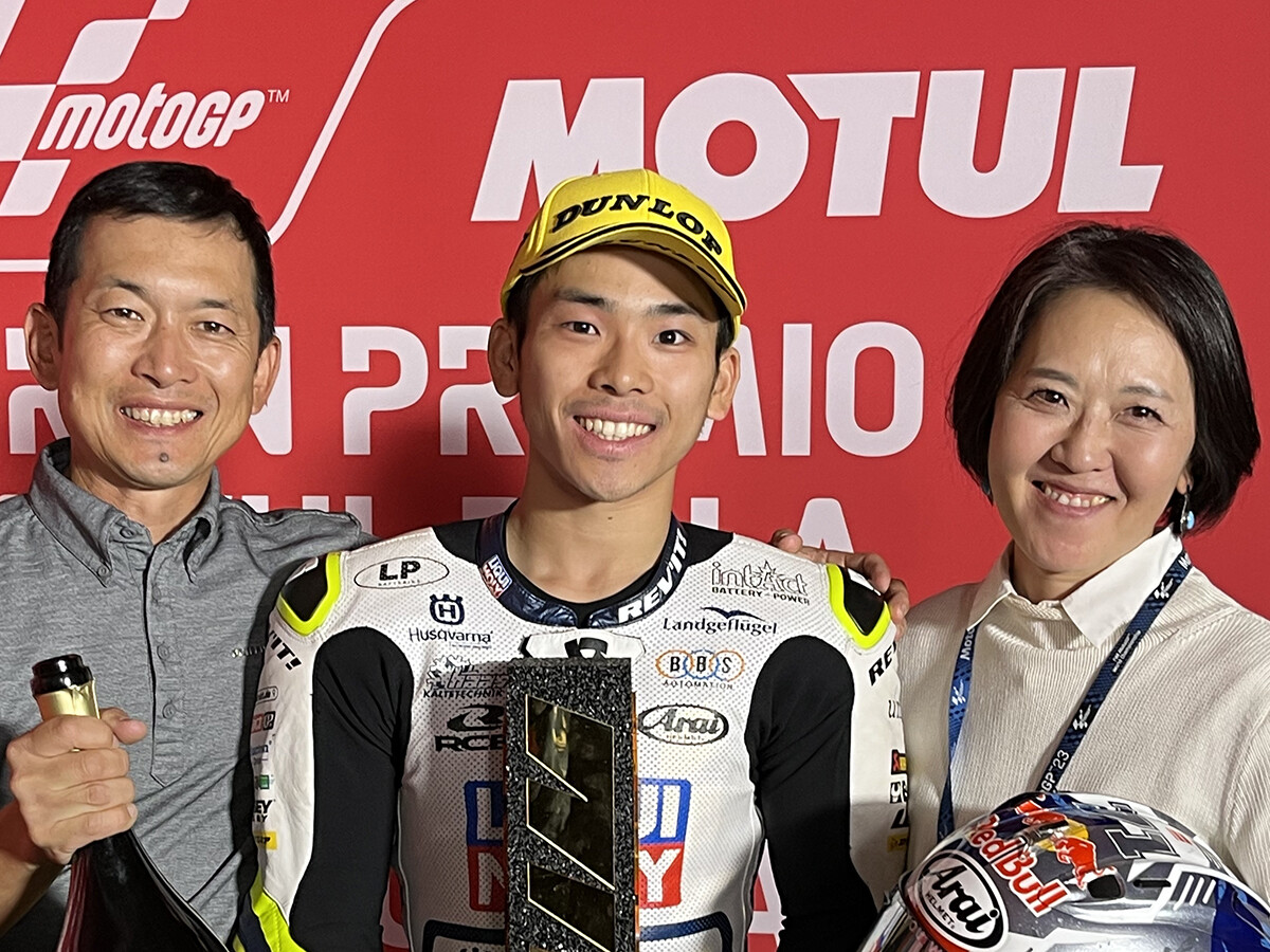 佐々木歩夢が加藤大治郎らレジェンドの走った道を継いでいく Moto3最終戦優勝後に両親と抱擁