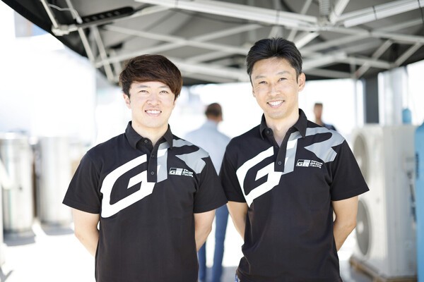 TGR-E副会長の中嶋一貴氏（右）とF2に参戦している宮田莉朋選手