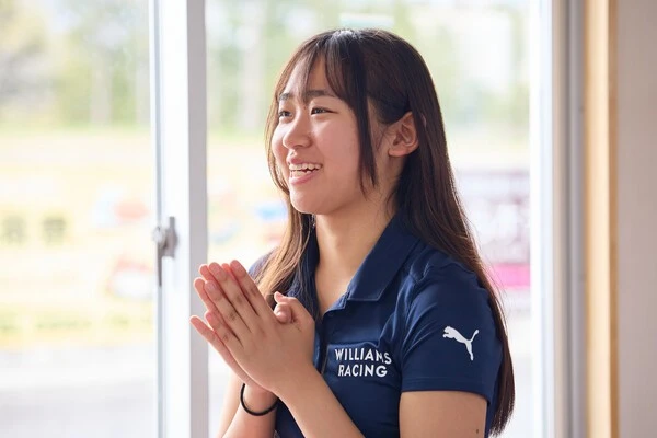 練習の合間、笑顔でインタビューに応じる松井