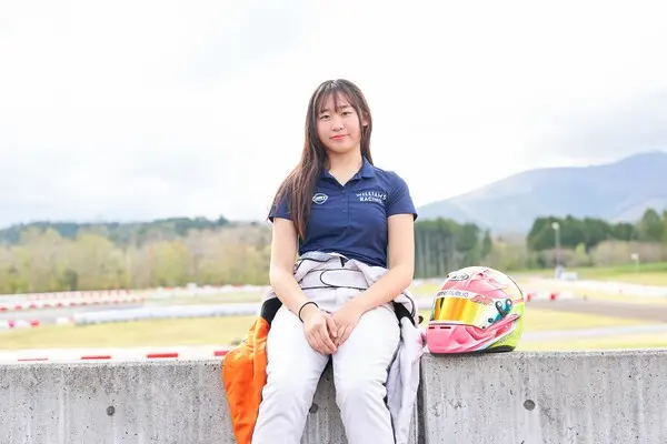 撮影後には「モデルさんになったみたいで楽しい」と中学生らしい笑顔を見せた