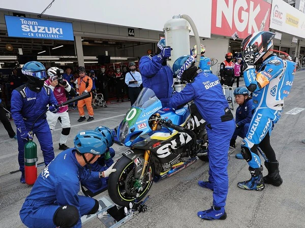 ライダー交替時にサステナブル燃料を補給　photo by Takeuchi Hidenobu