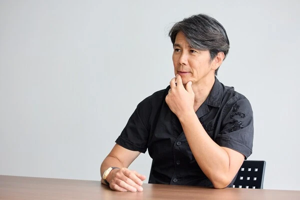 インタビューに応じる中野信治氏　撮影／村上庄吾