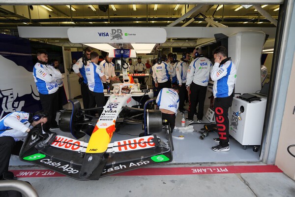 青から白へカラーリングを一新したレーシングブルズ。2024年型のレッドブルのデザインを踏襲　撮影／桜井淳雄