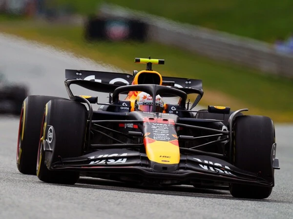 F1】角田裕毅「タイヤがコーナーごとに溶けていく」 レッドブルマシン