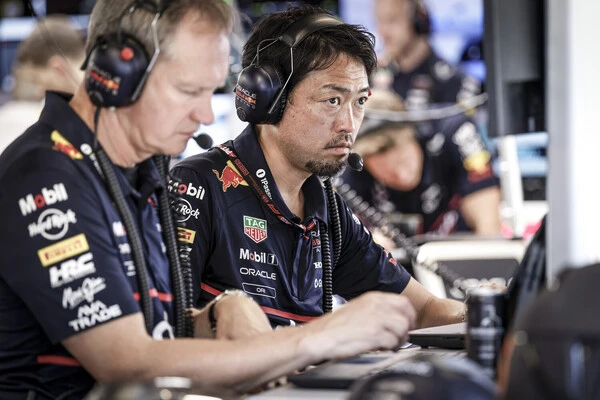 レッドブルのPUに関するチーフエンジニアを担うホンダF1の折原伸太郎・トラックサイドゼネラルマネージャー（右）