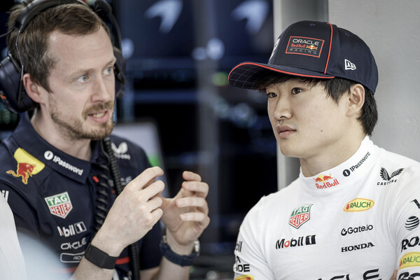 2025年シーズン途中からレッドブルでレースに臨んでいる角田裕毅（右）