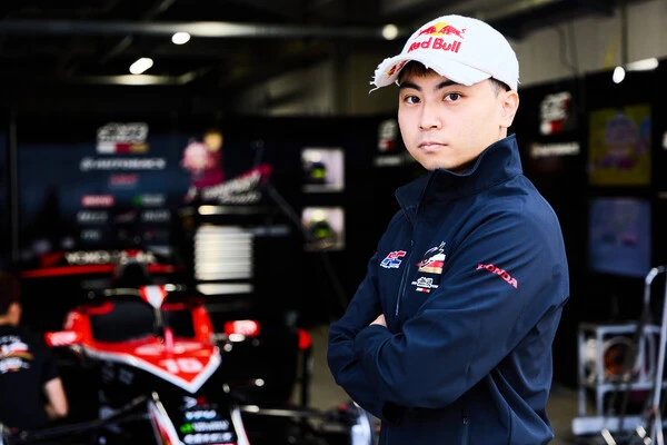 10月、富士スピードウェイでインタビューに応じた岩佐歩夢