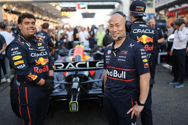 レッドブルのメカニックを務めた吉野誠さん（右）