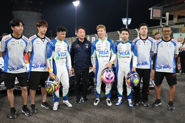 レーシングブルズのメカニックを務めた法原淳さん（右端）と岩佐歩夢（右から３番目）ら