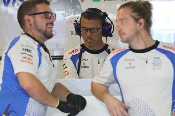 レーシングブルズのメカニックを務めた法原淳さん（中央）