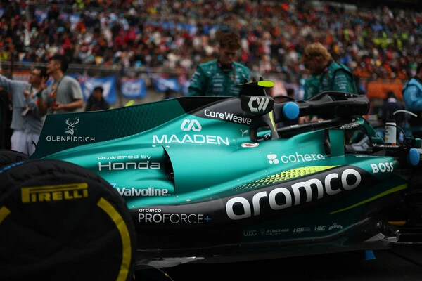 ホンダがPUを提供するアストンマーティンは開幕２戦で完走すらできない状況が続く photo by HRC