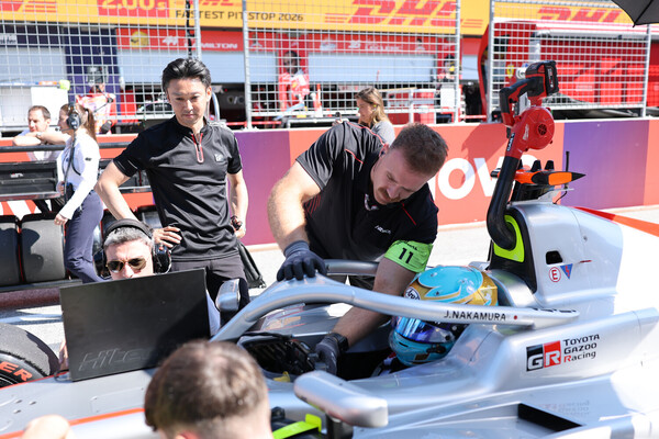 F3のスターティンググリッドで育成ドライバーの中村仁選手と所属チームの様子を見守る中嶋一貴（左）　photo by Mamoru Atsuta