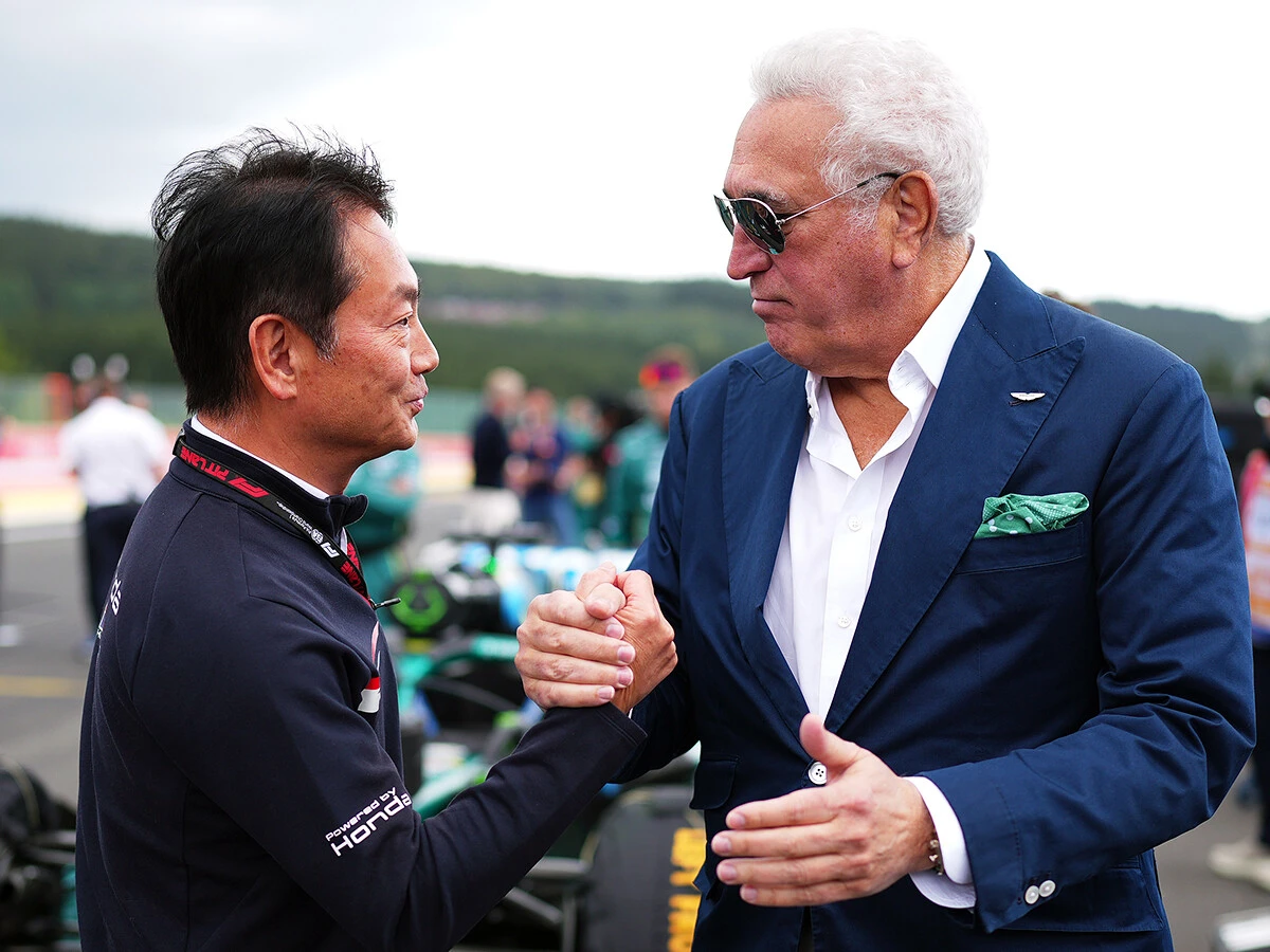 握手を交わすHRCの渡辺康治社長とアストンマーティンのローレンス・ストロール代表photo by HRC