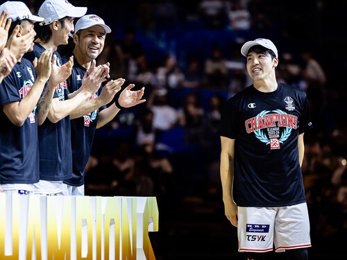 CSのMVPに輝いた山崎稜（右）はチームに手応えを感じていた　photo by B.LEAGUE