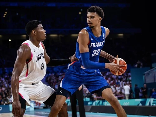 ゲーム開始からNBA新人王ウェンバンヤマに１対１で勝った八村　photo by FIBA