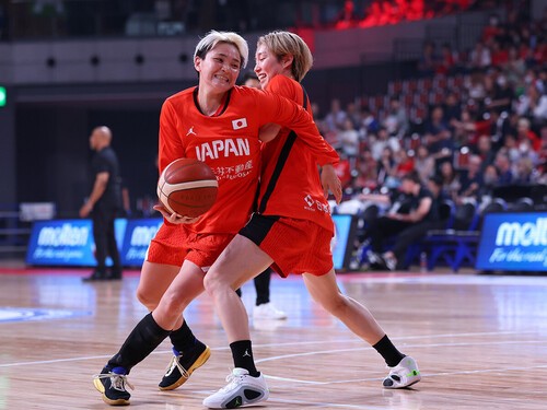試合前の１コマ。宮崎（右）にとって、吉田（左）が背後にいる心強さは計り知れない