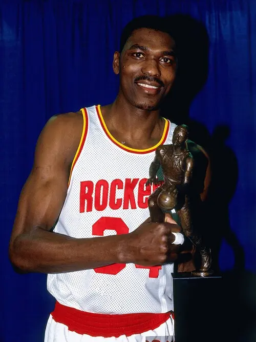 印象のデザイン NBA伝説の名選手：アキーム・オラジュワン 多彩な動きでライバル 