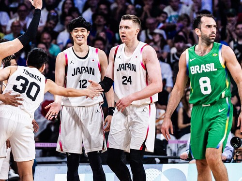 ホーキンソン（24）と渡邊（12）はブラジル戦、それぞれ34分以上プレーした　photo by FIBA