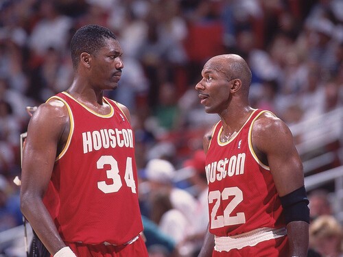 大学時代の盟友、オラジュワン（左）と再びNBAでチームメイトとなり悲願の王座を手に　photo by Getty Images