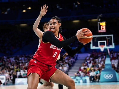 ペイントエリアで圧倒的な存在感を示したサバリは33得点をマーク　photo by FIBA