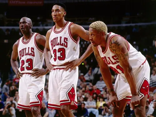 1995年からはジョーダン（左）、ロッドマン（右）とのトリオで世界を魅了した　photo by Getty Images