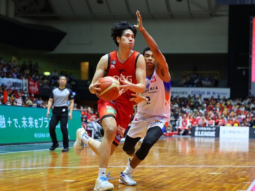 パリ五輪代表で躍動した吉井は移籍1年目の三遠でも目覚ましい活躍　photo by B.LEAGUE