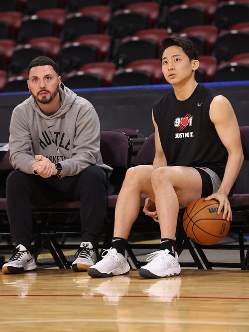 ハッスルのスワースキーHC（左）と河村勇樹　photo by Getty Images