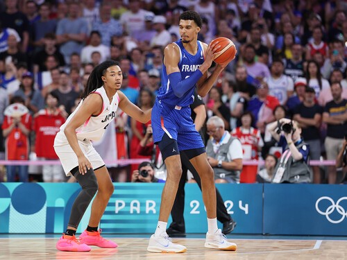 パリ五輪フランス戦では、NBAの若きスター・ウェンバンヤマにマッチアップする場面も　photo by JMPA