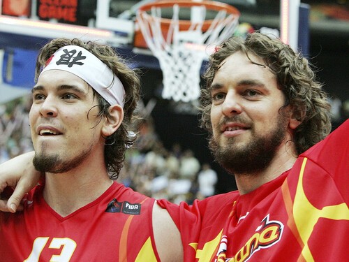 日本開催の2006年世界選手権では兄・パウ（右）とともにスペイン代表で世界一に輝いた　photo by Getty Images