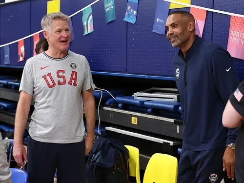 パリ五輪アメリカ代表では恩師のカーHC（左）とともに金メダル獲得への責務を果たした　photo by Getty Images
