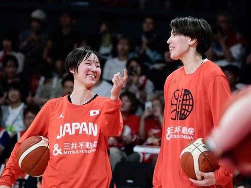 田中は高校の大先輩に当たる渡嘉敷（左）らベテランにも物怖じしない　photo by Kaz Nagatsuka