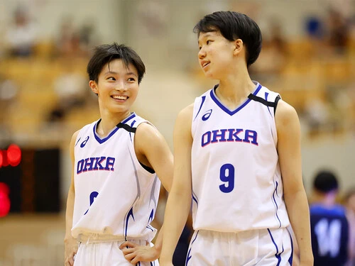 インターハイではチームの中軸として活躍した桜花学園・竹内（左、右は國武珂憐）　photo by Kato Yoshio