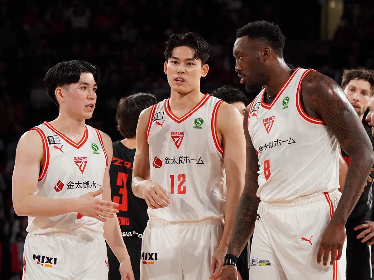 チームメートにも物怖じせずに声がけする瀬川（左。中は金近、右はリトル） photo by Yutaka Makino