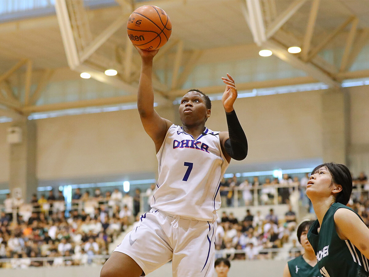 ウインターカップ制覇のカギを握る桜花学園のセンター、ディバイン photo by Kato Yoshio