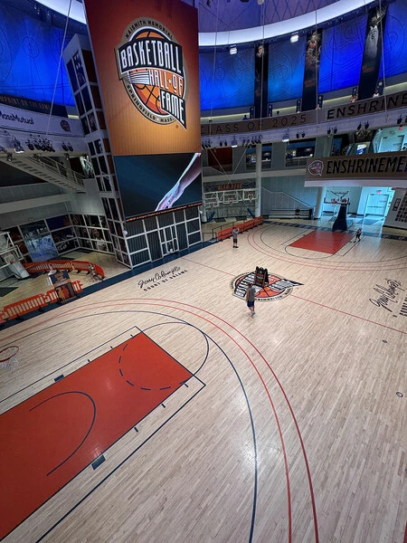 殿堂1階にあるバスケットボールのコートphoto by Maruyama Megumi