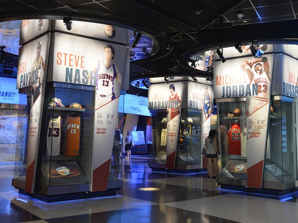 殿堂エントランスを入ると、ホールにはマイケル・ジョーダンらスター選手の写真とともにユニホームなどの展示が目に飛び込んでくるphoto by Maruyama Megumi