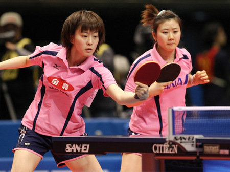 女子団体チームを牽引するふたりのエース、石川佳純（左）と福原愛（右）