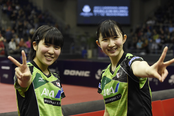 ドイツオープンで優勝し、笑顔でＶサインの平野美宇（左）と早田ひな