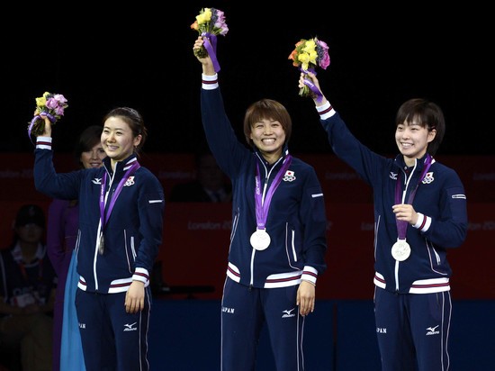 2012年ロンドン五輪卓球女子団体で銀メダルを獲得した日本代表メンバー。左から福原愛、平野早矢香、石川佳純 