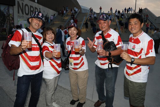 ビールを観戦の友に日本代表を応援する甲斐勉さん（左端）とご一行