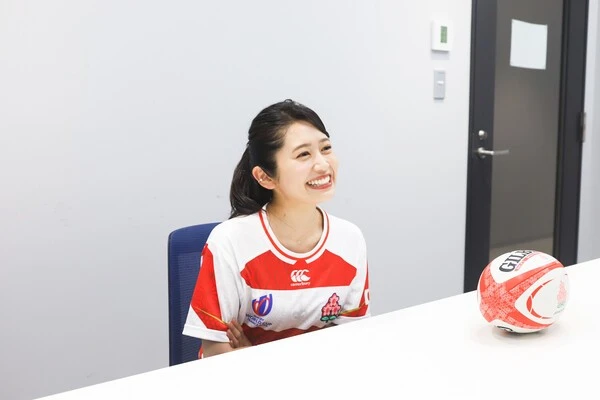 インタビューでラグビー愛を語る浅野さん