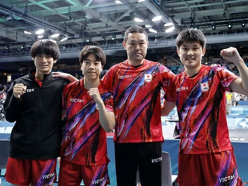 卓球男子準決勝に進出した（左から）戸上隼輔、篠塚大登、田勢邦史監督、張本智和 photo by Kyodo news